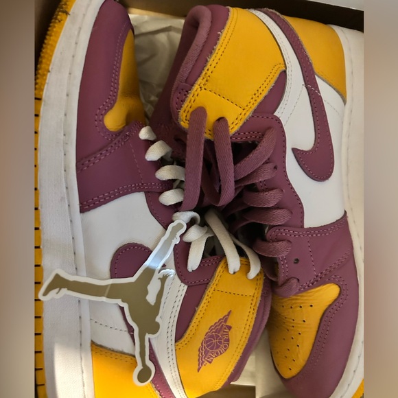 These are the university gold/white/light Bordeaux Jordan 1’s. - Picture 4 of 7